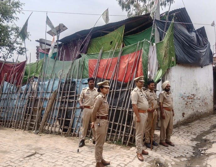 A mosque is being built without permission in Behta Jabin, report filed against 10