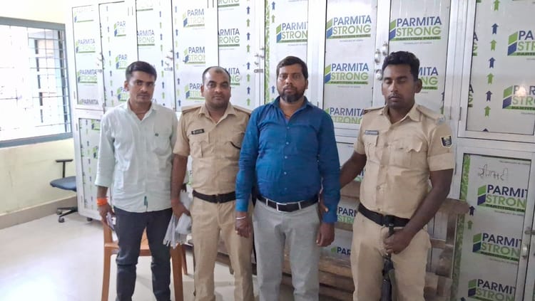 Bihar News: घूसखोर राजस्व कर्मचारी रिश्वत लेते गिरफ्तार, म्यूटेशन के नाम पर ले रहा था घूस