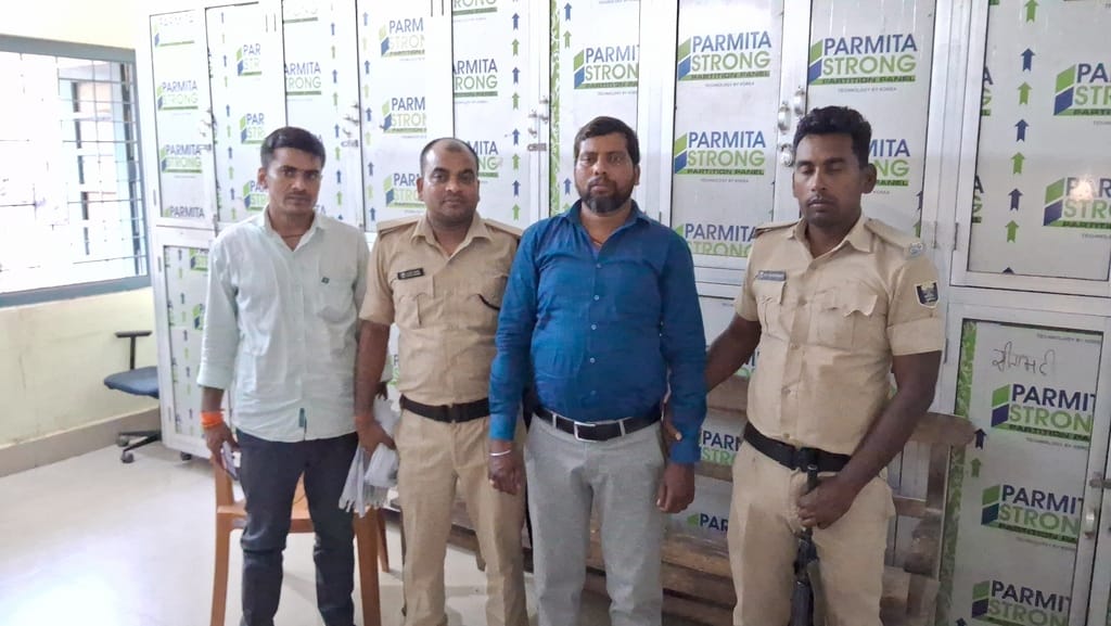 Muzaffarpur Bihar news vigilance department arrested anchal employee while taking bribe