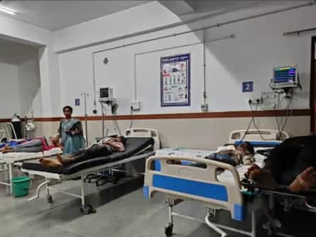 हादसे में घायल लोगों को लाया गया अस्पताल।