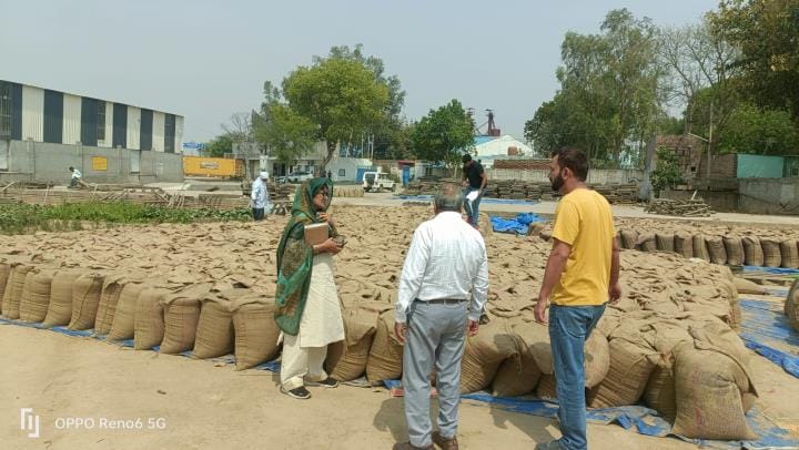 CM Flying found 1,390 quintals of wheat in stock from two warehouses without paying market fees