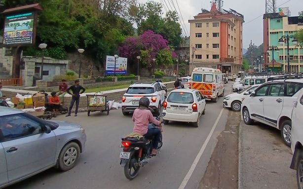 NH remained closed for an hour in Purani Mandi due to the trolley getting stuck, causing a jam