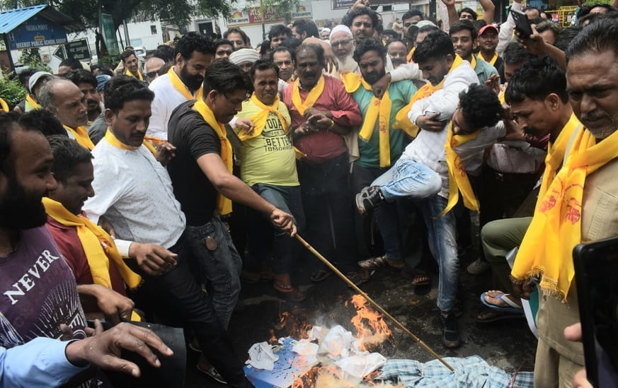 E-rickshaw drivers burnt the effigy of terrorism