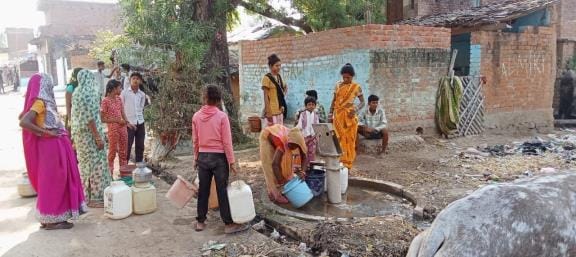 Water crisis in a village situated on the banks of Ken river, two thousand people are troubled