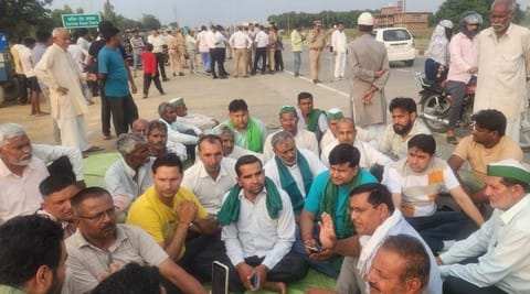 Dharna was given against the closure of U-turn on the four-lane