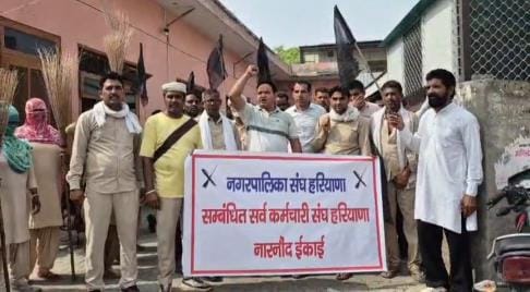 Municipal sanitation workers staged a broom demonstration