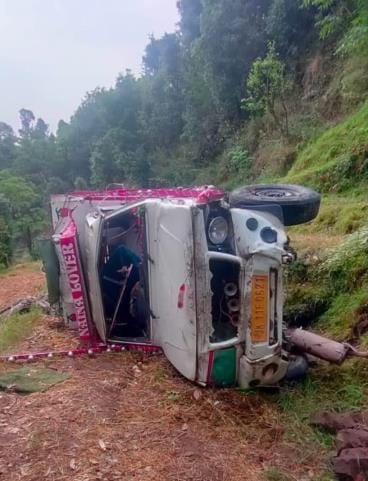 राजोरी दलहोड़ी सड़क हादसे में क्षतिग्रस्त वाहन।