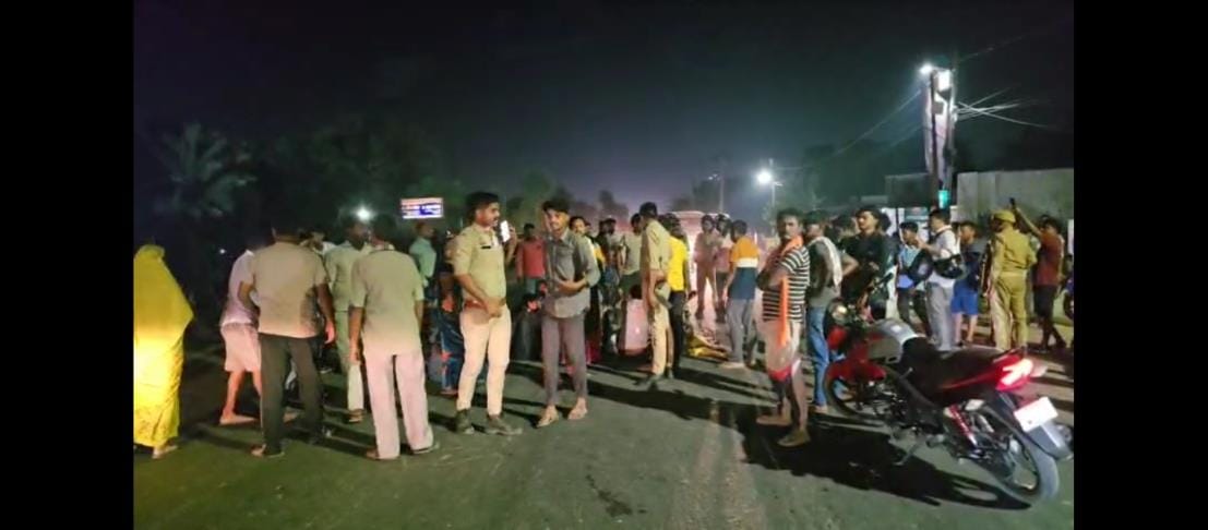 A girl crossing the road was crushed by a truck and died