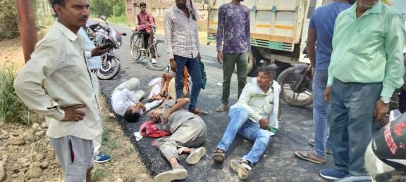 Two bikes collided, four people including a teacher were injured