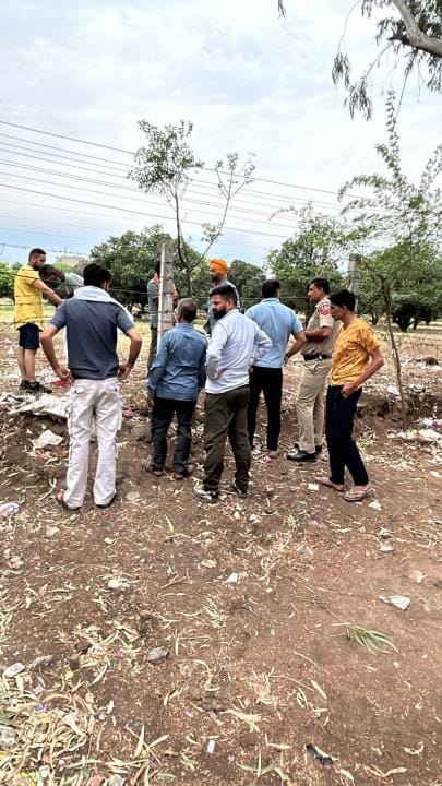 An electric wire broke and fell on a cow, causing her death