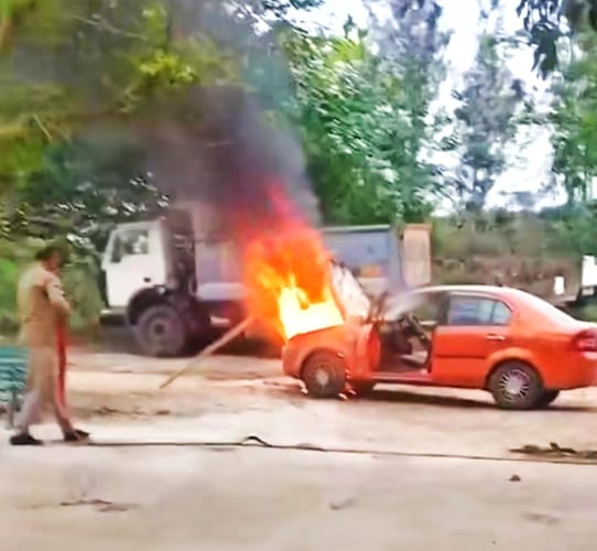 Car caught fire at a petrol pump in Dehra, accident averted