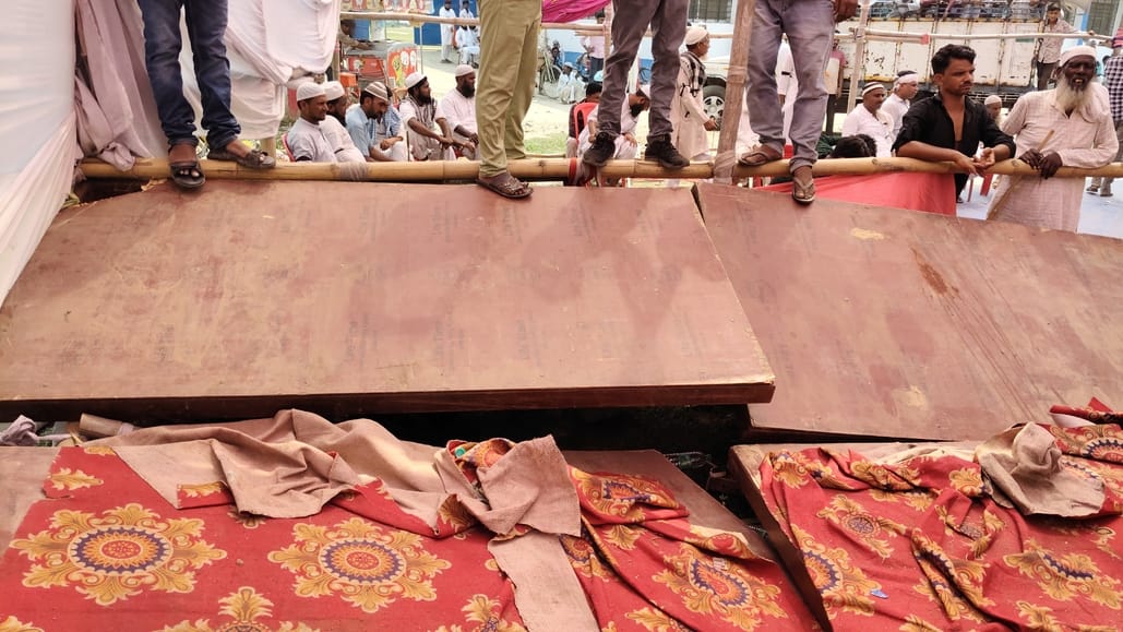 धरना प्रदर्शन के दौरान टूटा मंच