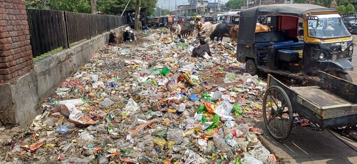 Contractor's work stopped, household waste will fall on the road