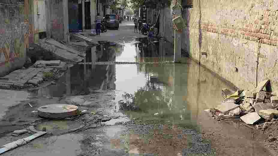 The problem of sewer overflow has been there in Dev Nagar Colony for two years, people are troubled