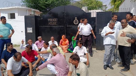 People demonstrated outside SP residence regarding criminal incidents