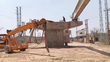 Drivers are facing problems during the construction of the bridge near Jamalpur Shekhan