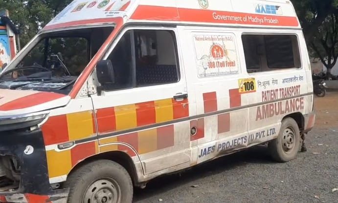 Humanity shamed in Shamgarh of Mandsaur, injured thrown out of 108 ambulance