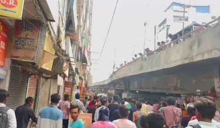 Muzaffarpur Bihar news :dozens bangal girl create ruckus beat up young and handed him over the police