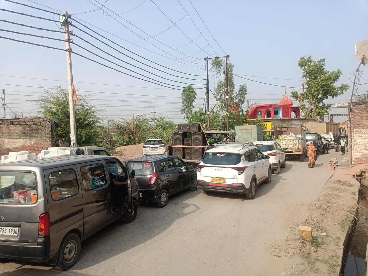 Crossing closed to let four trains pass, jam for three hours