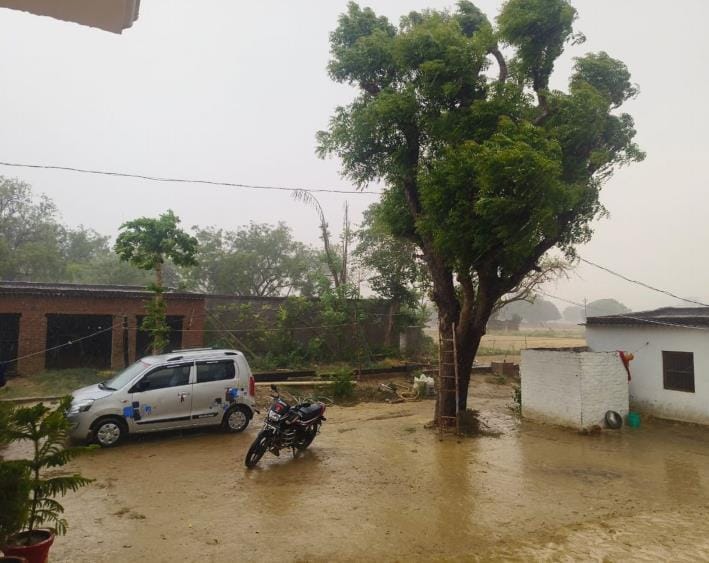 It rained for 20 minutes in Karaundikalan, when the sun came out the humidity increased