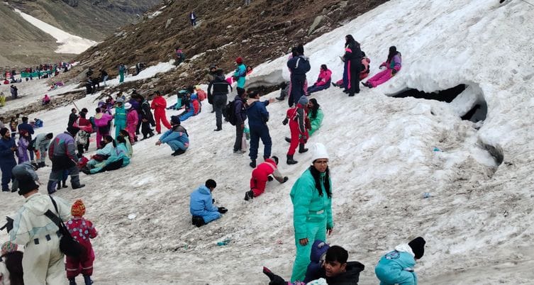 Tourists arrived in Koksar on the second day amid rain