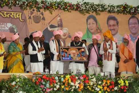 मंच पर मौजूद छत्तीसगढ़ के मुख्यमंत्री विष्णुदेव साय