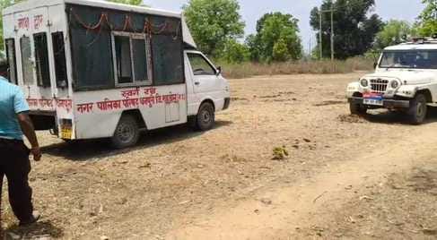 मौके पर पुलिस वा शव वाहन।