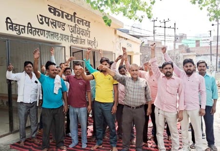 Contract workers demonstrated at Bilsi SDO office