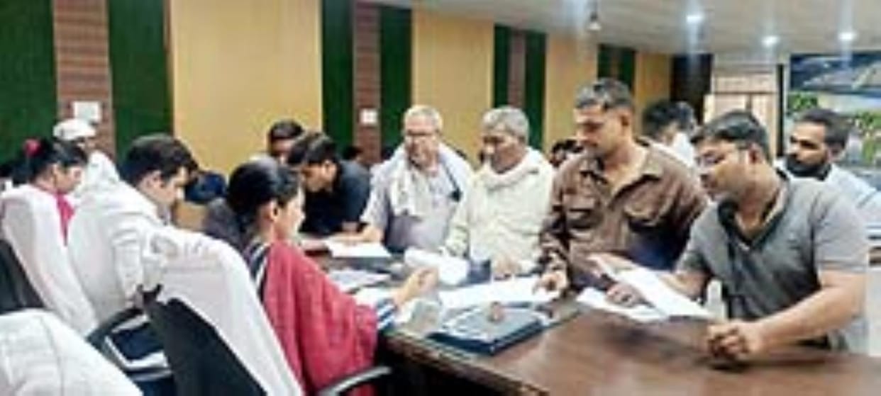 DM heard complaints in Sampoorna Samadhan Diwas