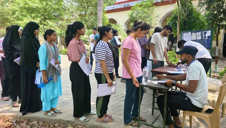 परीक्षा केंद्र पहुंचे अभ्यर्थी।