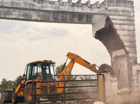 प्रशासन ने अवैध कॉलोनी को चलाया बुलडोजर