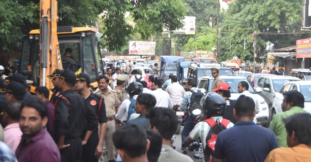 The corporation's bulldozer ran on slums on Western Kachhari Road