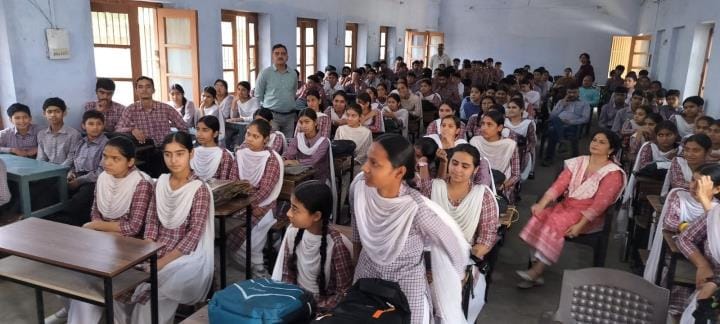 The team of Higher Secondary School Mahanpur won the exhibition
