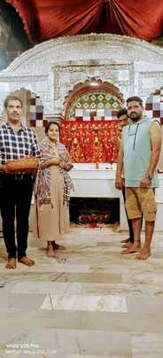 Bihar News : Famous muslim singer ishrat jahan bowed head in world famous Sun Temple dev aurangabad bihar news