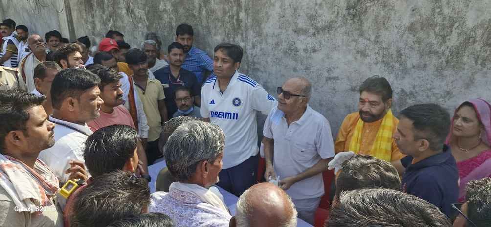 सांसद, विधायक से बात करते रजक समाज के लोग