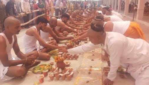 Yagyopaveet Sanskar of 375 Batukas was held in Shobhan temple, devotees tasted the prasad