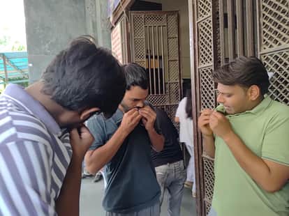 बीएससी परीक्षा केंद्र पर टी-शर्ट में लगी चटकनी निकलते अभ्यर्थी