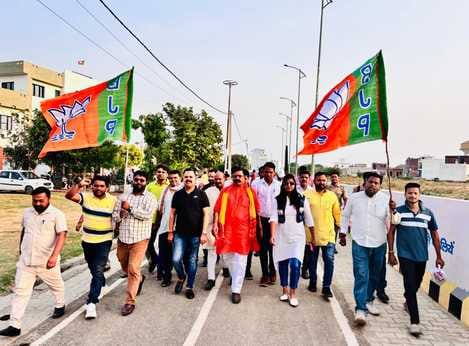 BJP members took out a march on the approval of caste census