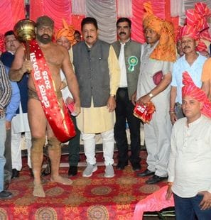 Rohtak's Ravi wrestler won the title of Rustam-e-Kahlur