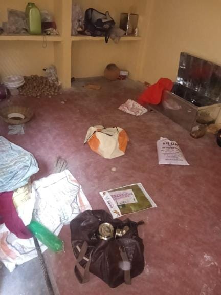 The shopkeeper fought with the thieves who entered the house, they ran away with jewellery and cash