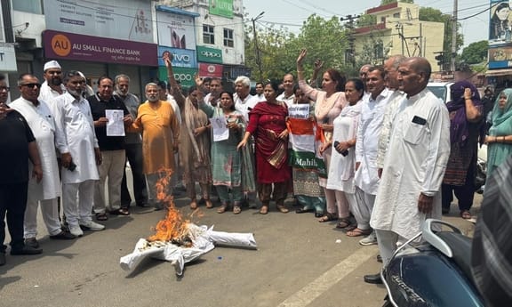 Mahila Congress burnt the effigy of Assam Chief Minister