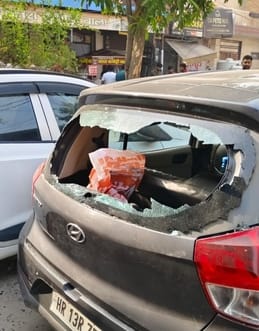 Anti-social elements broke the windows of 5 cars in Kila Mohalla
