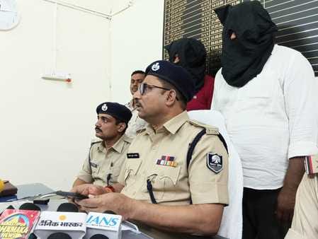 Bihar News : Doctor arrested in Neet 2025 paper case bihar police recovered admit cards and cash in begusarai