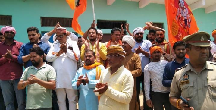 Protesters who came to read Hanuman Chalisa in the mosque had a scuffle with the police