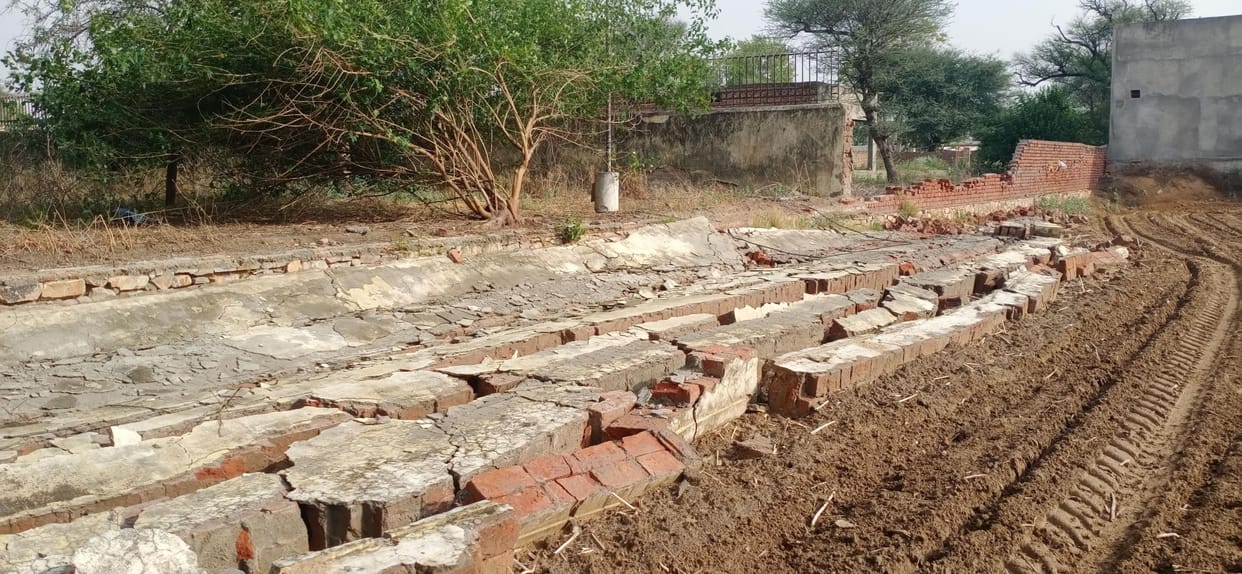 The wall of the grain market collapsed in the field