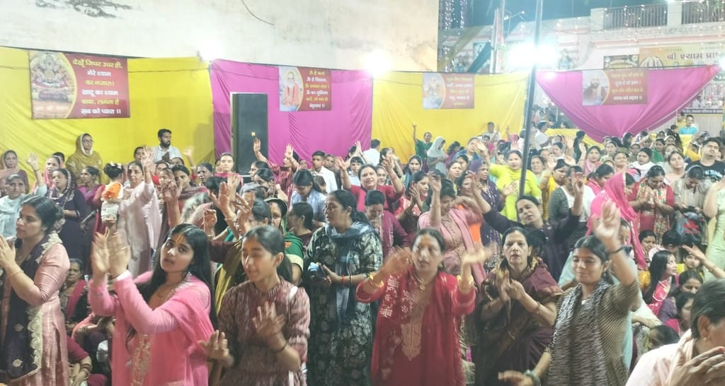 The one with black robe is my friend...devotees danced on the hymn