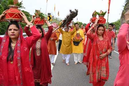 Shrimad Bhagwat Katha started with Kalash Yatra in Mihra