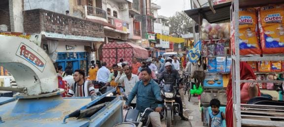 Mahuli is in the grip of encroachment, town residents are troubled by traffic jam