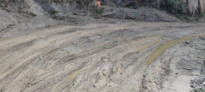 Vehicles are getting stuck on the Madmanale road, danger increases due to water filling in the potholes