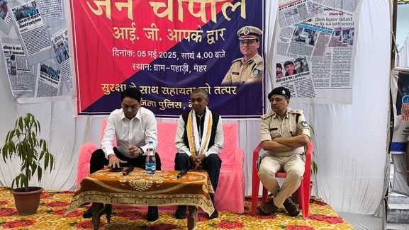 नशे के प्रति ग्रामीणों को जागरूक करते आईजी